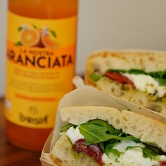 Sandwich und Lurisia Aranciata