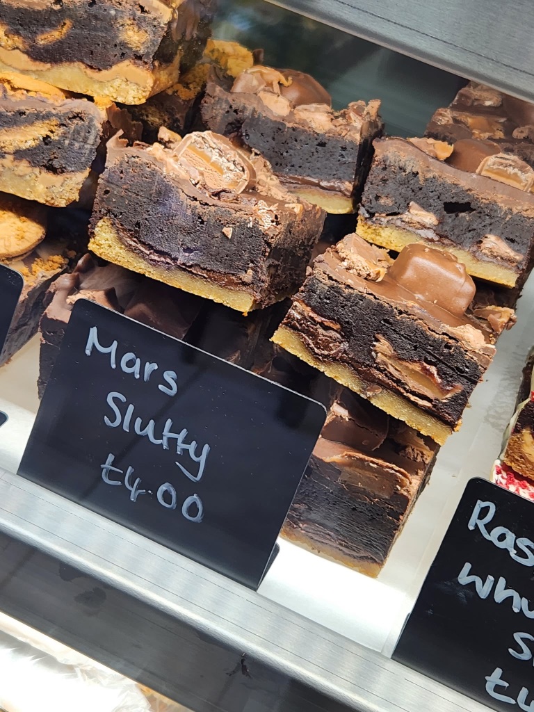 Mars slutty brownie with caramel and chocolate topping
