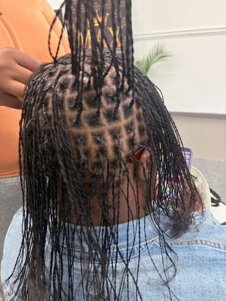 Box braiding session with clean parts