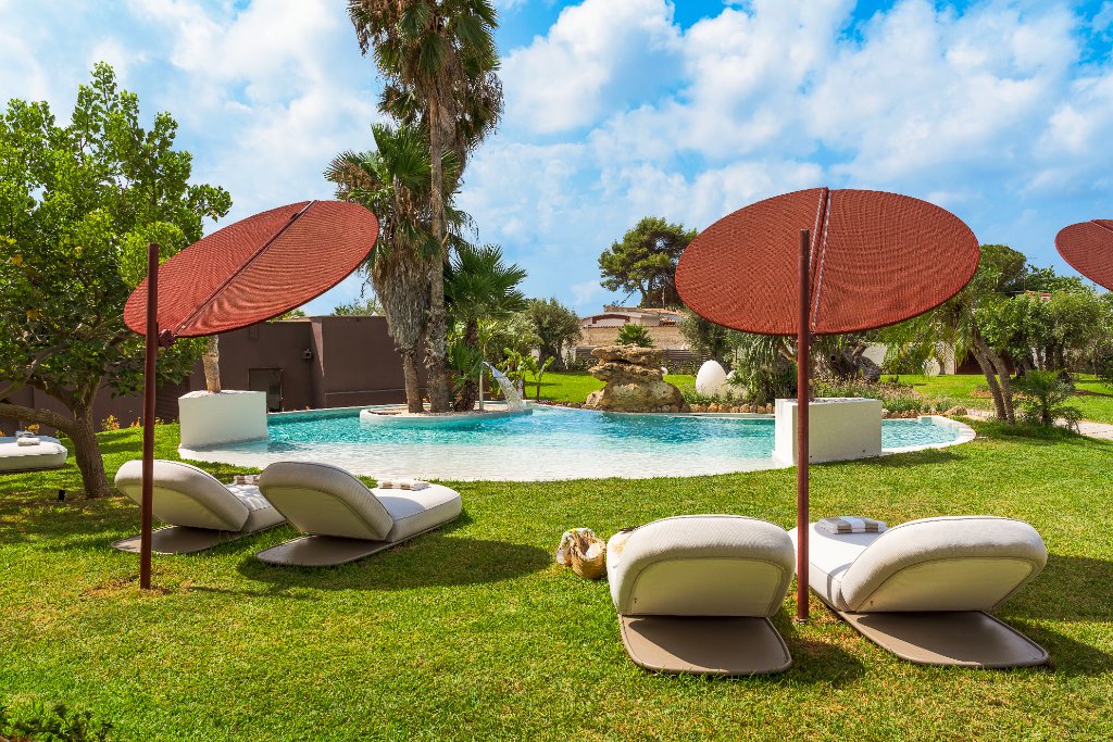 Piscina con lettini
