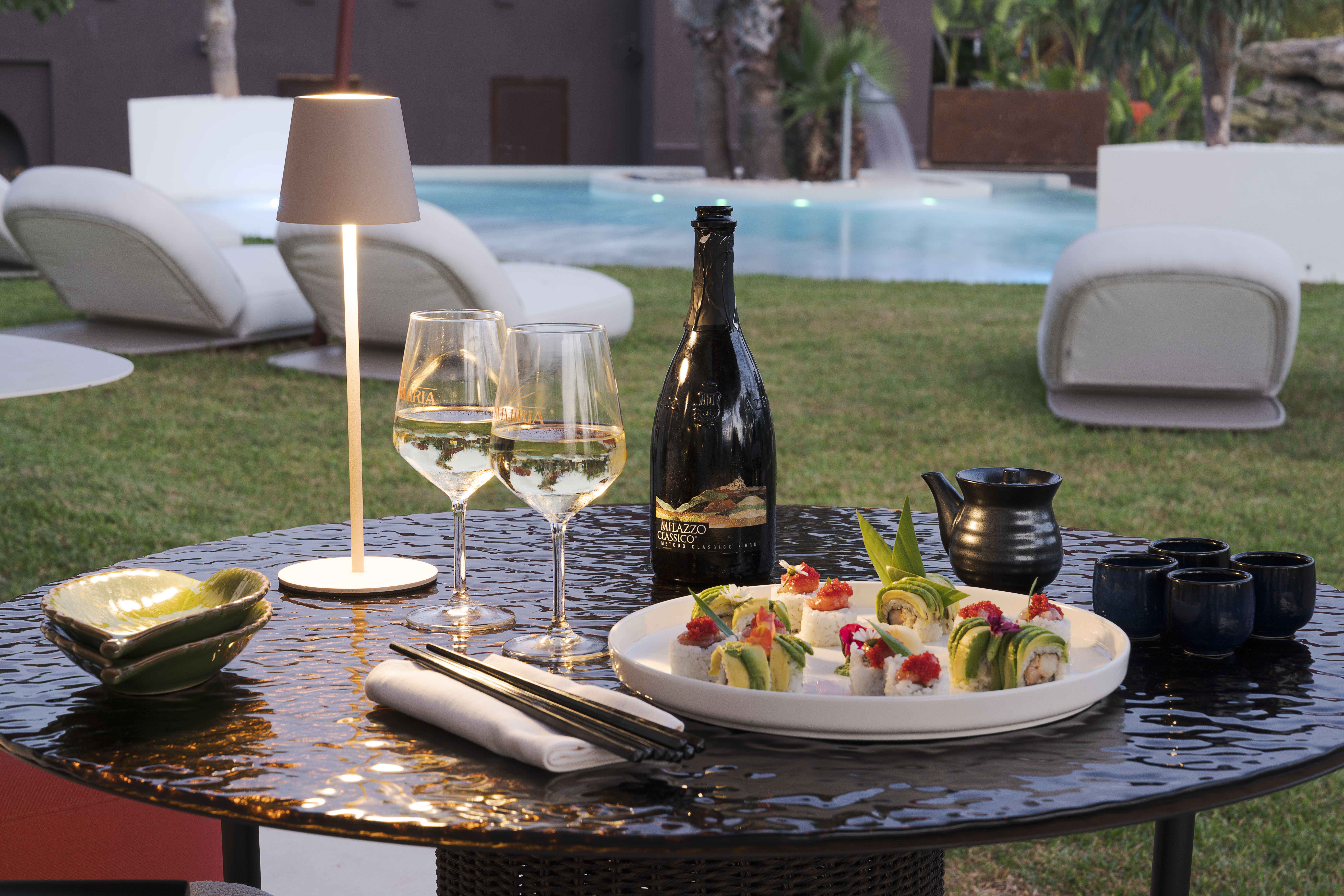 Cena sushi bordo piscina