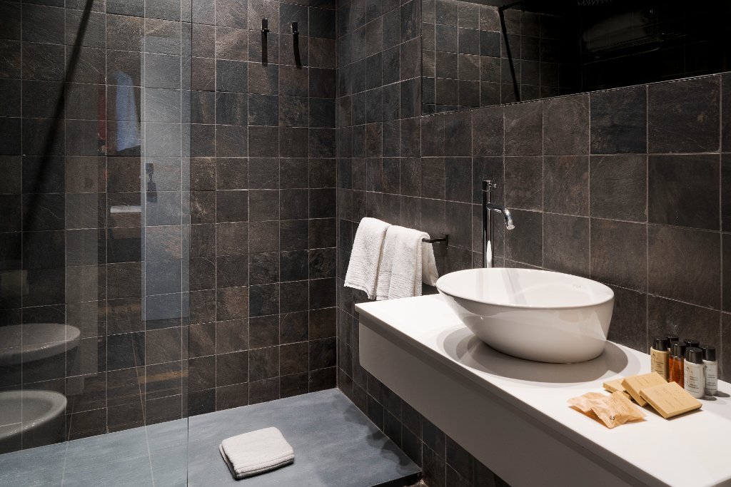 Bagno moderno scuro