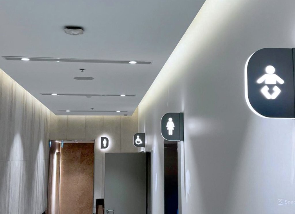 Westfield Bondi — L1 Amenities Blade Signage — photo 4: Illuminated Blade Signage, Braille & Tactile Signage, Wayfinding, Parents Room Wall Graphics
