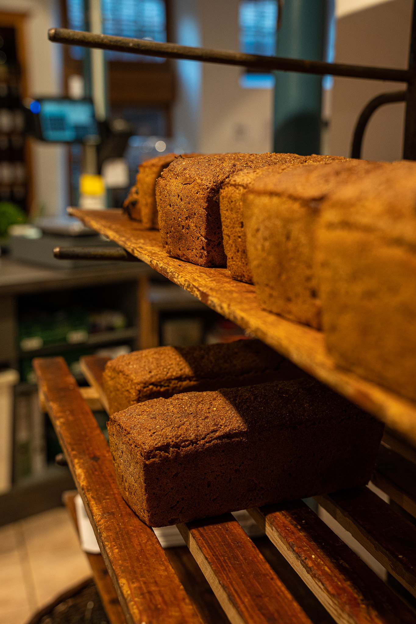 Bäckerhände kneten Sauerteig