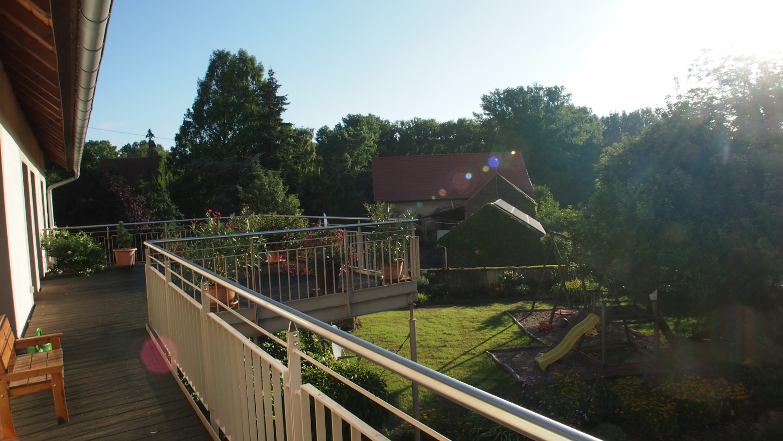 Balkonblick über Garten und Spielplatz am Bolanderhof