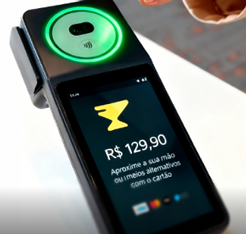 Mão sobre terminal POS preto com leitor circular verde brilhante, pagamento por palma sem contato