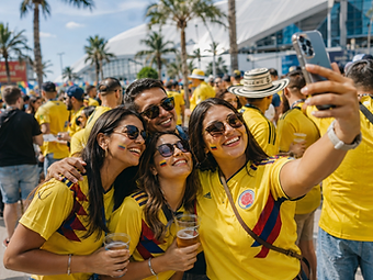 Aficionadas tomando selfie en el estadio