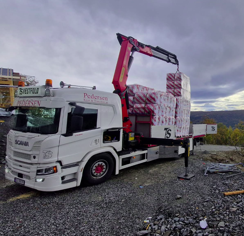 Pedersen Kran & Transport – kranbil på jobb