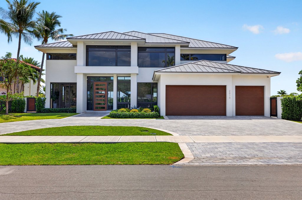 Newly built waterfront estate on the Intracoastal in Coral Ridge, Fort Lauderdale with pool, spa, and deepwater ocean access