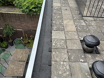 Bestaand plat dak met bitumen en klinkerplaten in voorbereiding voor renovatie