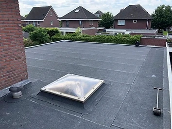 Pas aangelegd plat bitumendak met dakraam en schoorsteenafvoer