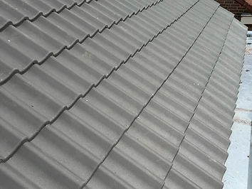 Nieuw pannendak met strak gelegde grijze betonpannen