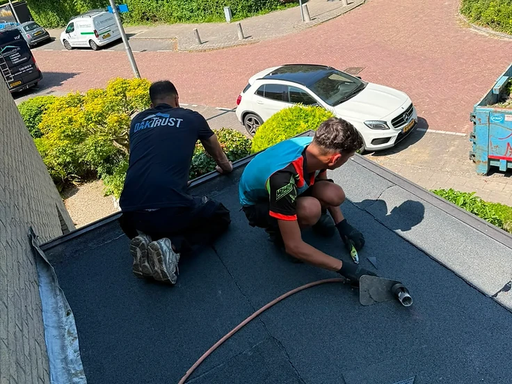 Het vakkundige team van Daktrust bij de bedrijfsbus