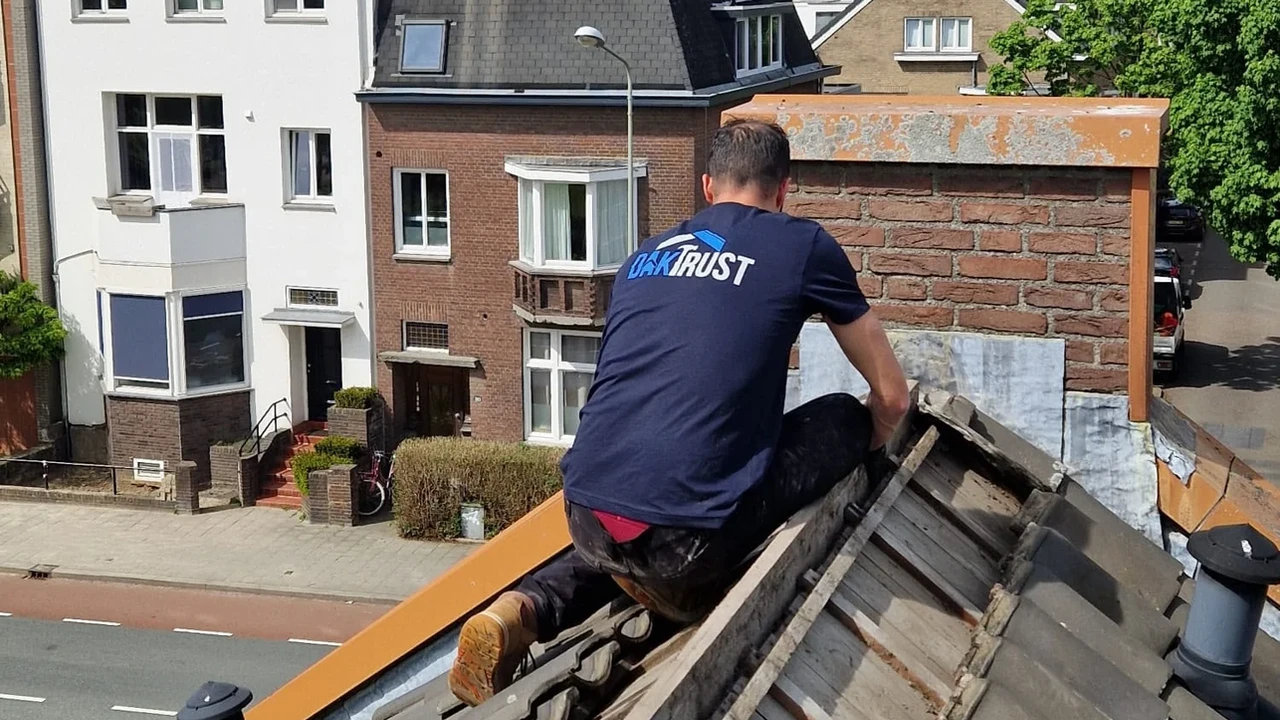 Professionele dakdekker van Daktrust legt nieuwe dakpannen