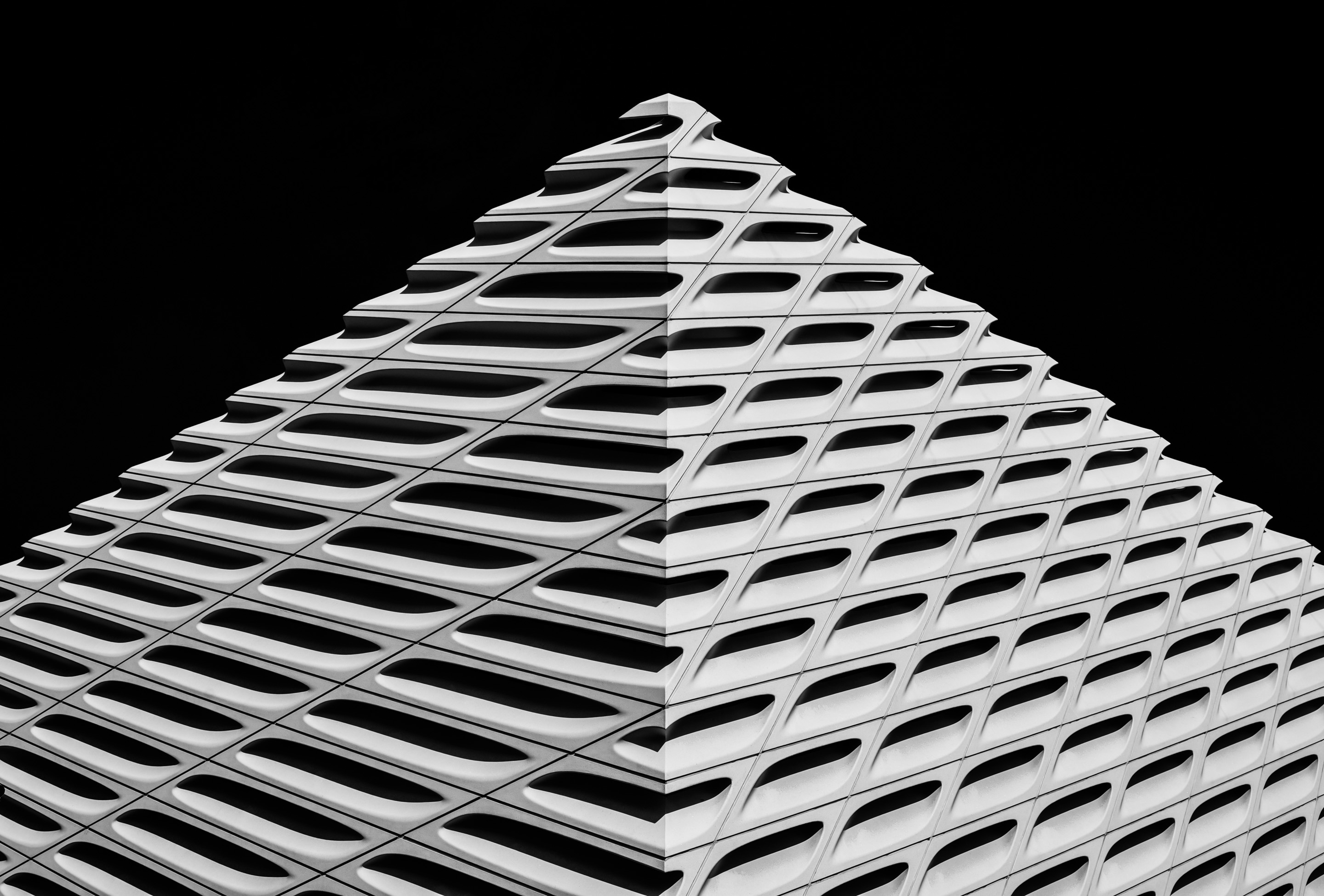 Estudio de sombra sobre concreto brutalista