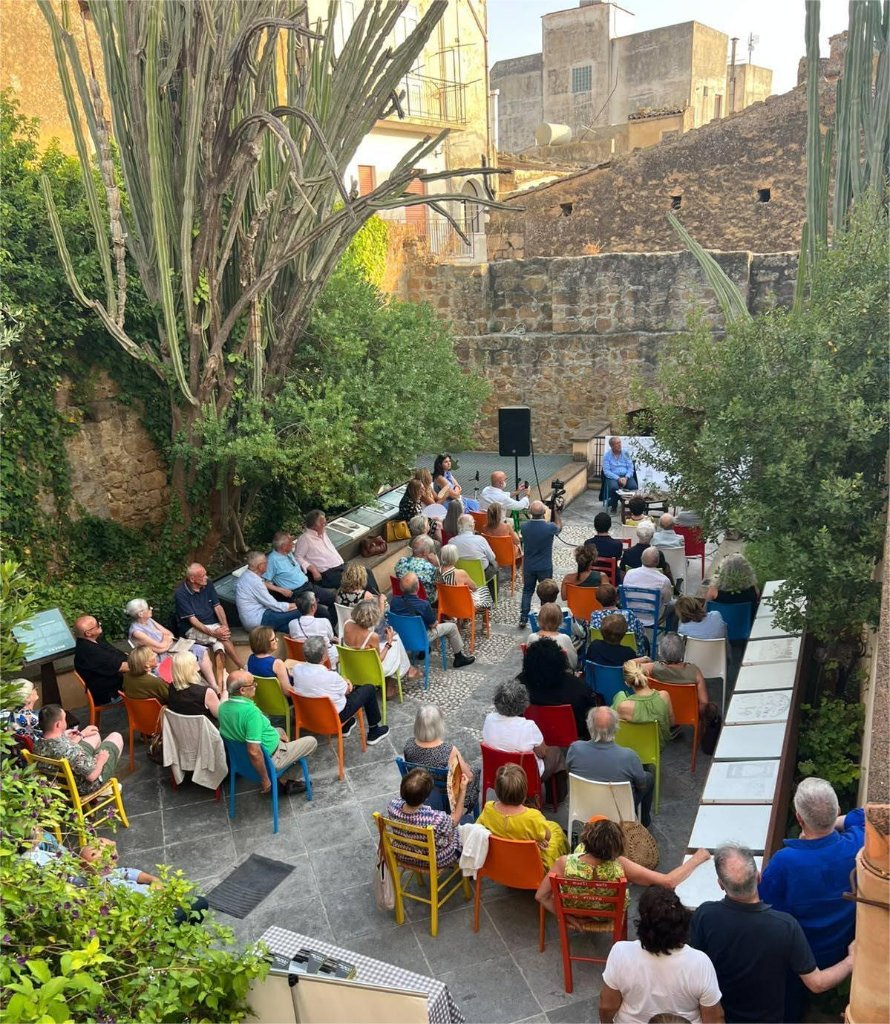 Cortile del borgo durante un incontro letterario