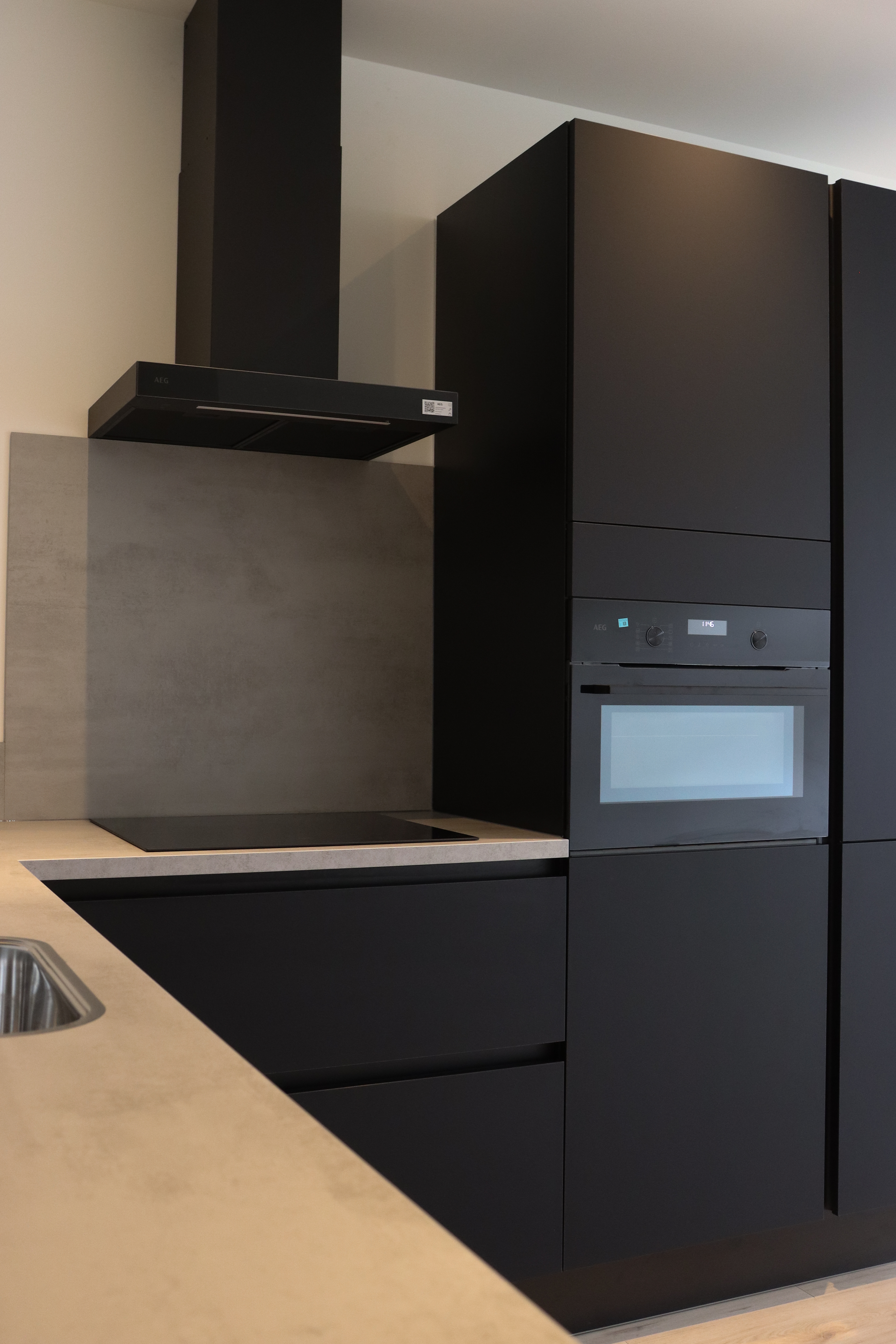 Keuken met afzuigkap gemonteerd door Veenbouw