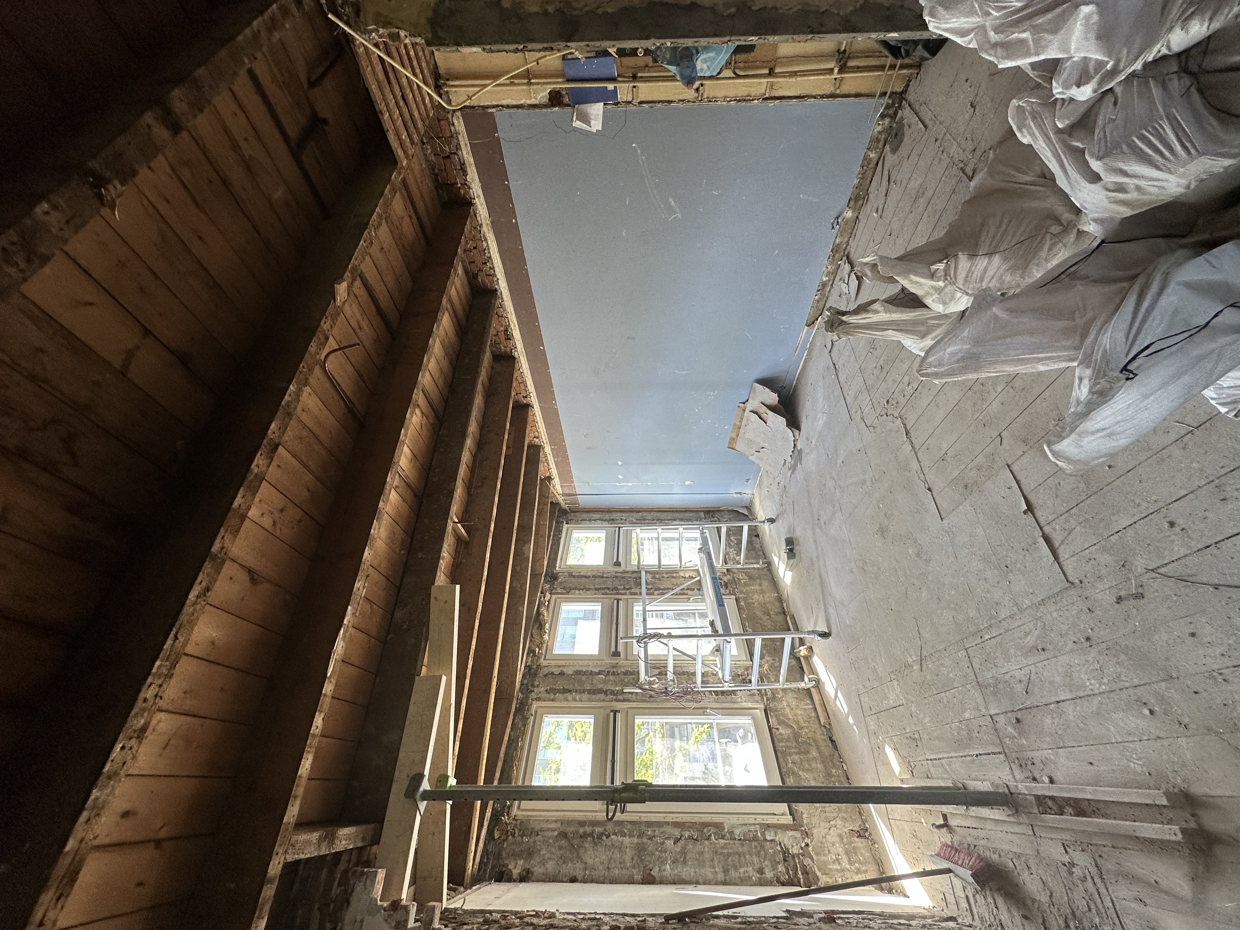 Verbouwing aan woning met vernieuwde kozijnen en ramen door Veenbouw Timmerwerken