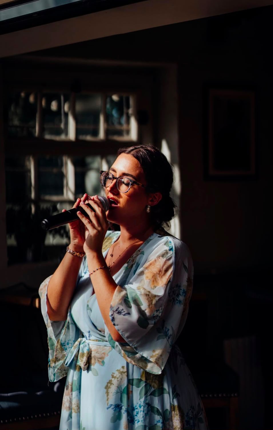 Amy Greer singing into a microphone