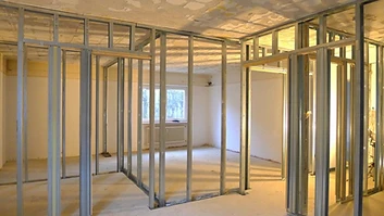 Mit Metallprofilen abgeteilte Räume im Rohzustand
