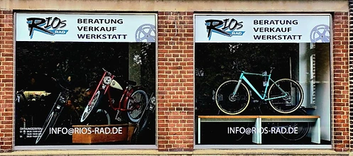Schaufenster mit Cruiser und Öffnungszeiten