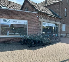 E-Bikes und Trekkingrad Auswahl vor dem Geschäft