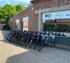 Fahrräder vor dem Laden im Frühling