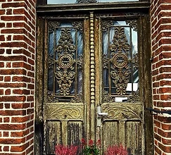 Historischer Eingang von Rios Rad mit Blumendeko