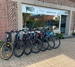 Fahrräder aufgereiht vor dem Rios Rad Geschäft