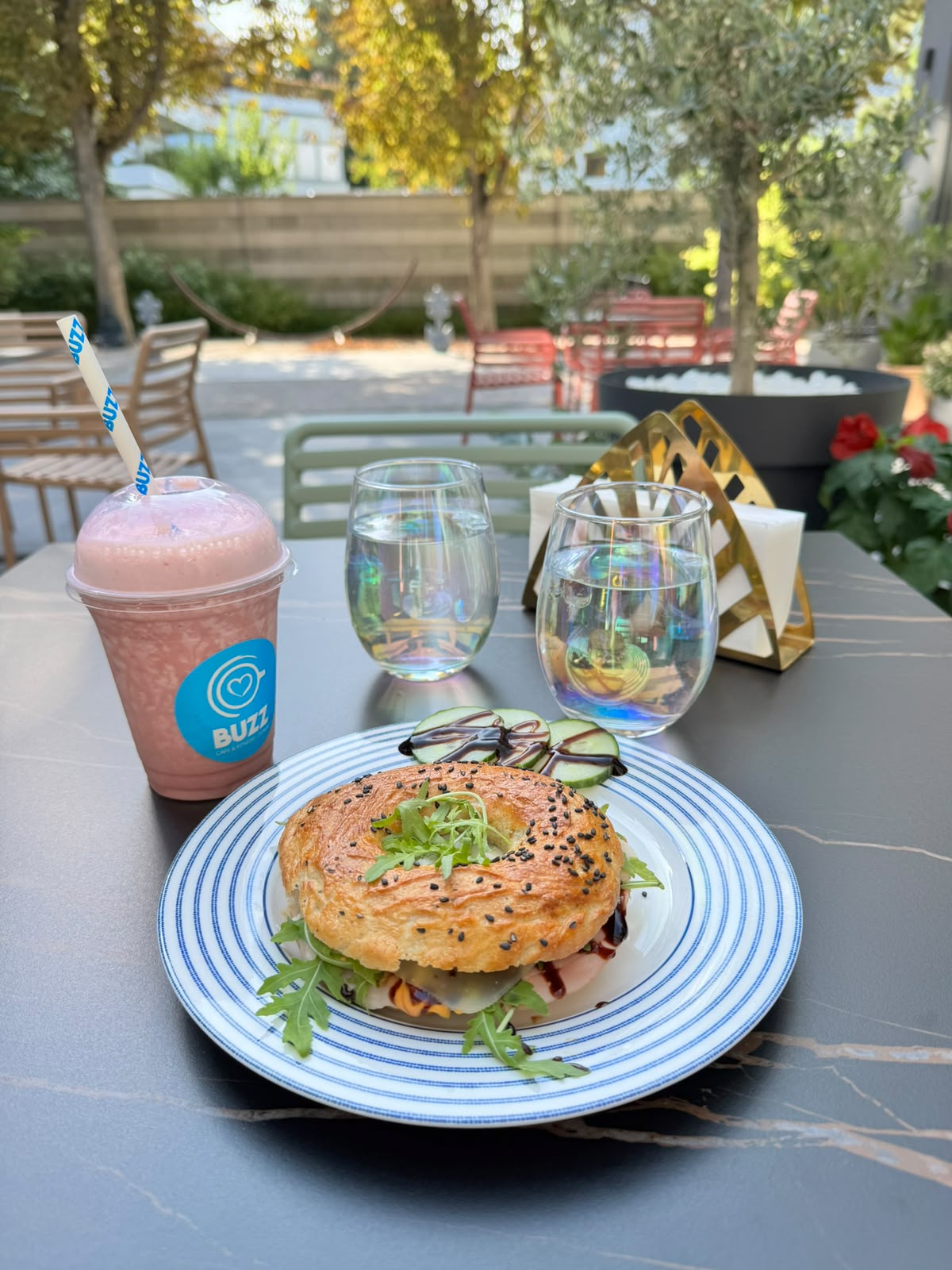 Frühstück im Gastgarten der BUZZ Cafe Lounge Dirmhirngasse
