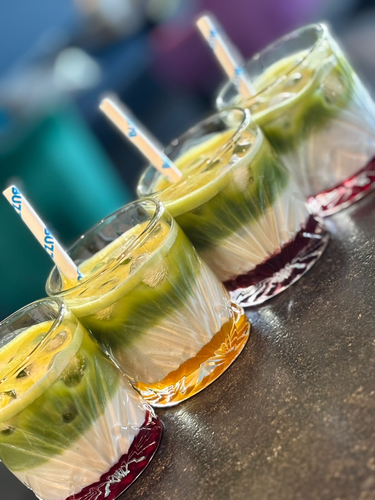 BUZZ Gastgarten – sonnige Terrasse mit bunten Stühlen