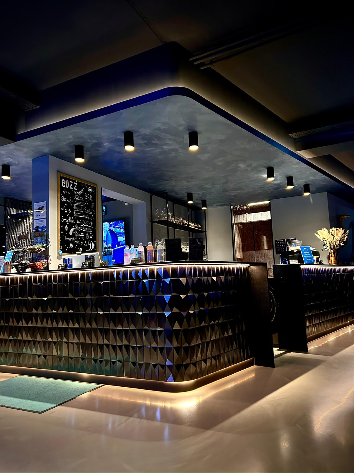 BUZZ BAR – die Cafe Lounge Theke mit warmer Akzentbeleuchtung in Wien Liesing