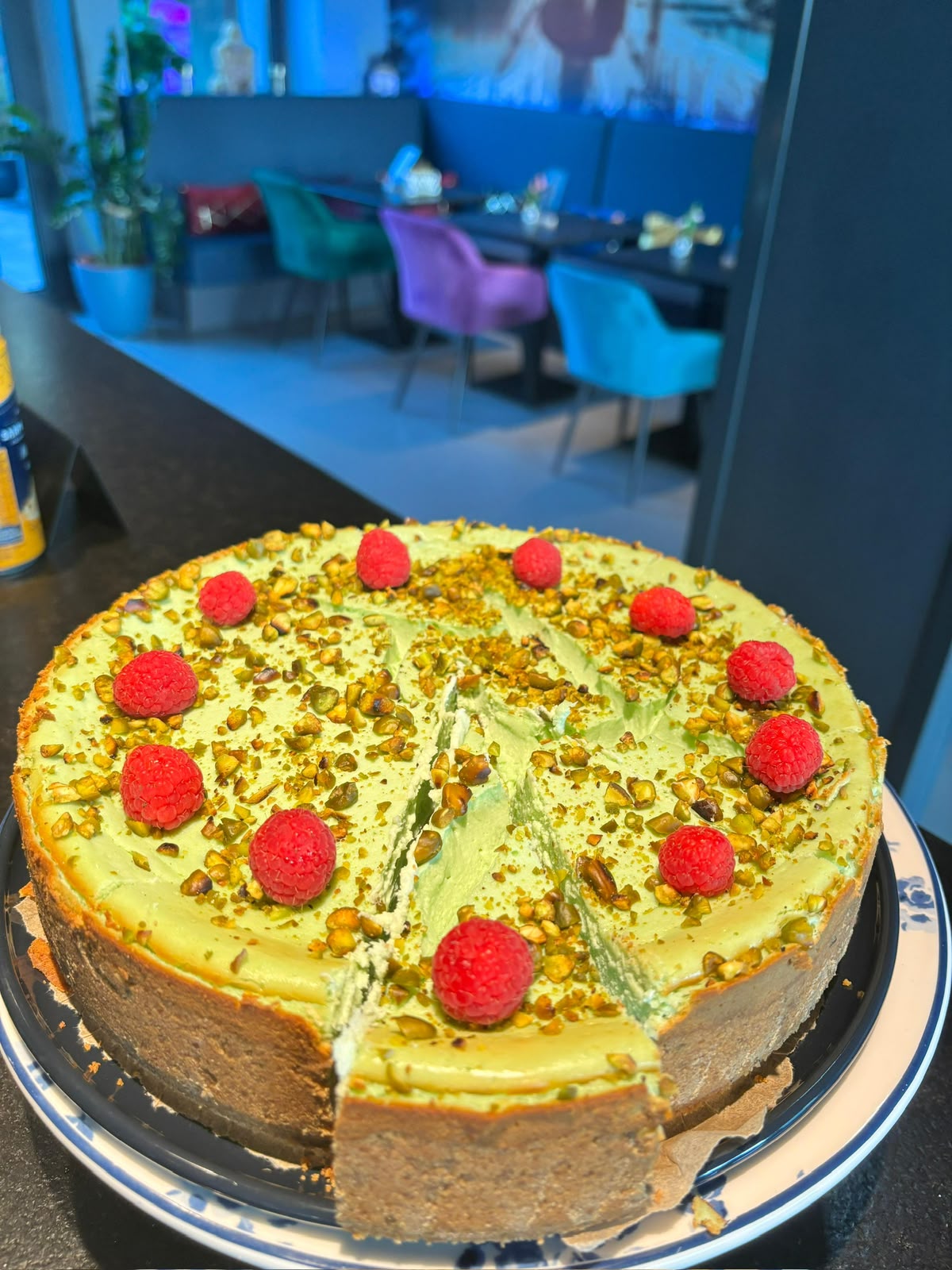 BUZZ Kuchen auf BUZZ-Teller mit Löffel