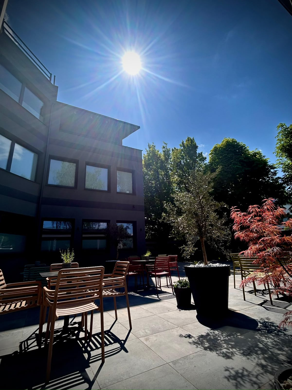 Gastgarten der BUZZ Cafe Lounge in Wien Liesing – der schönste des Bezirks