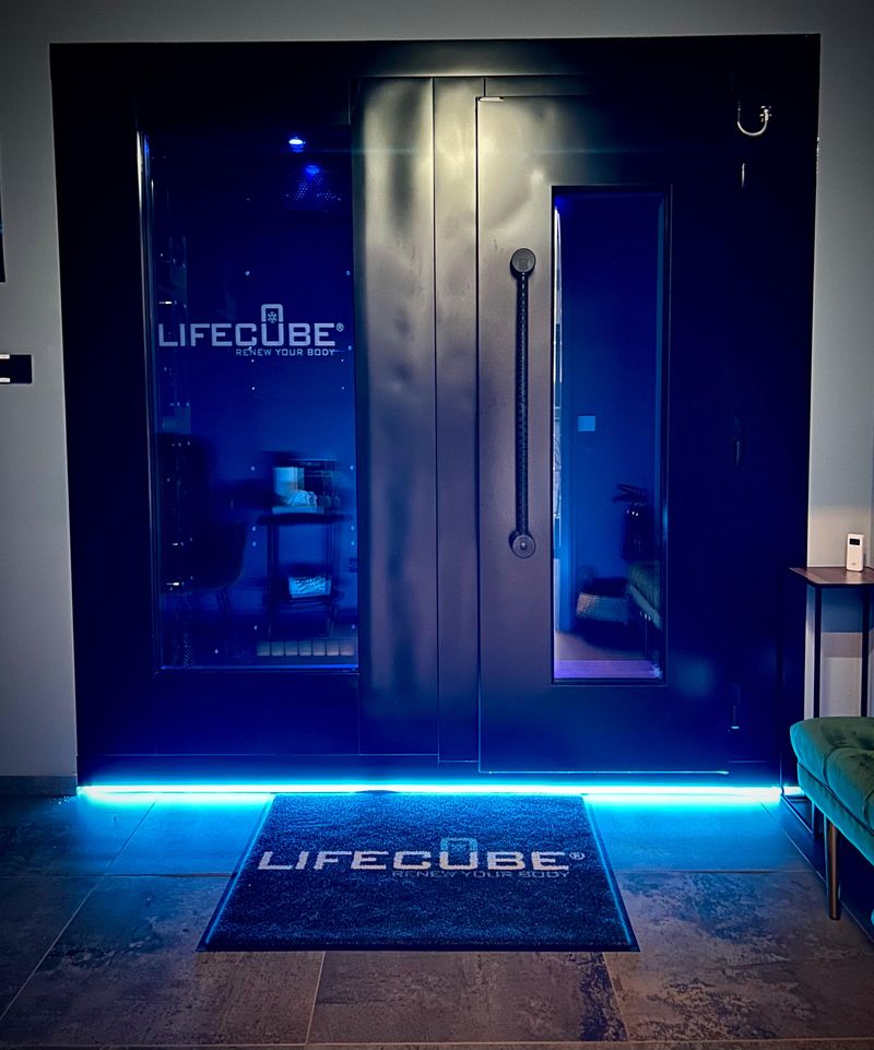 Down to –110°C whole-body cryo chamber