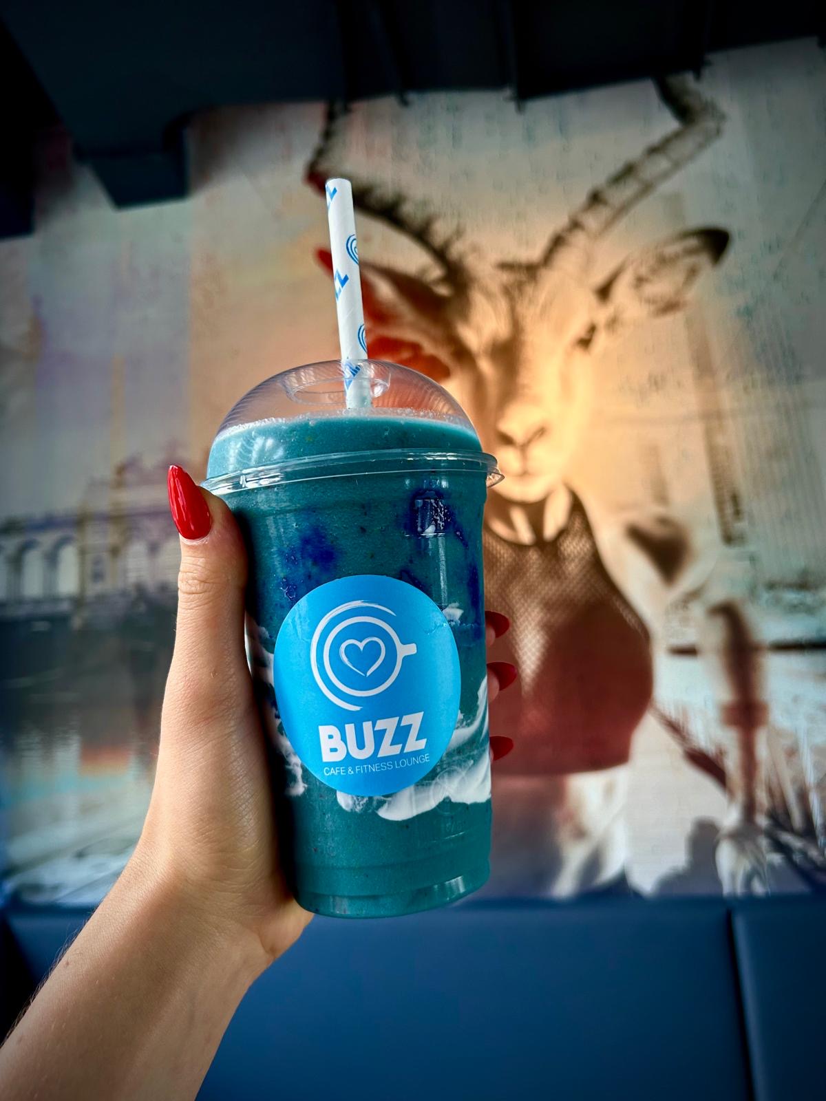 BUZZ Cafe Bar – Innenansicht mit Beleuchtung