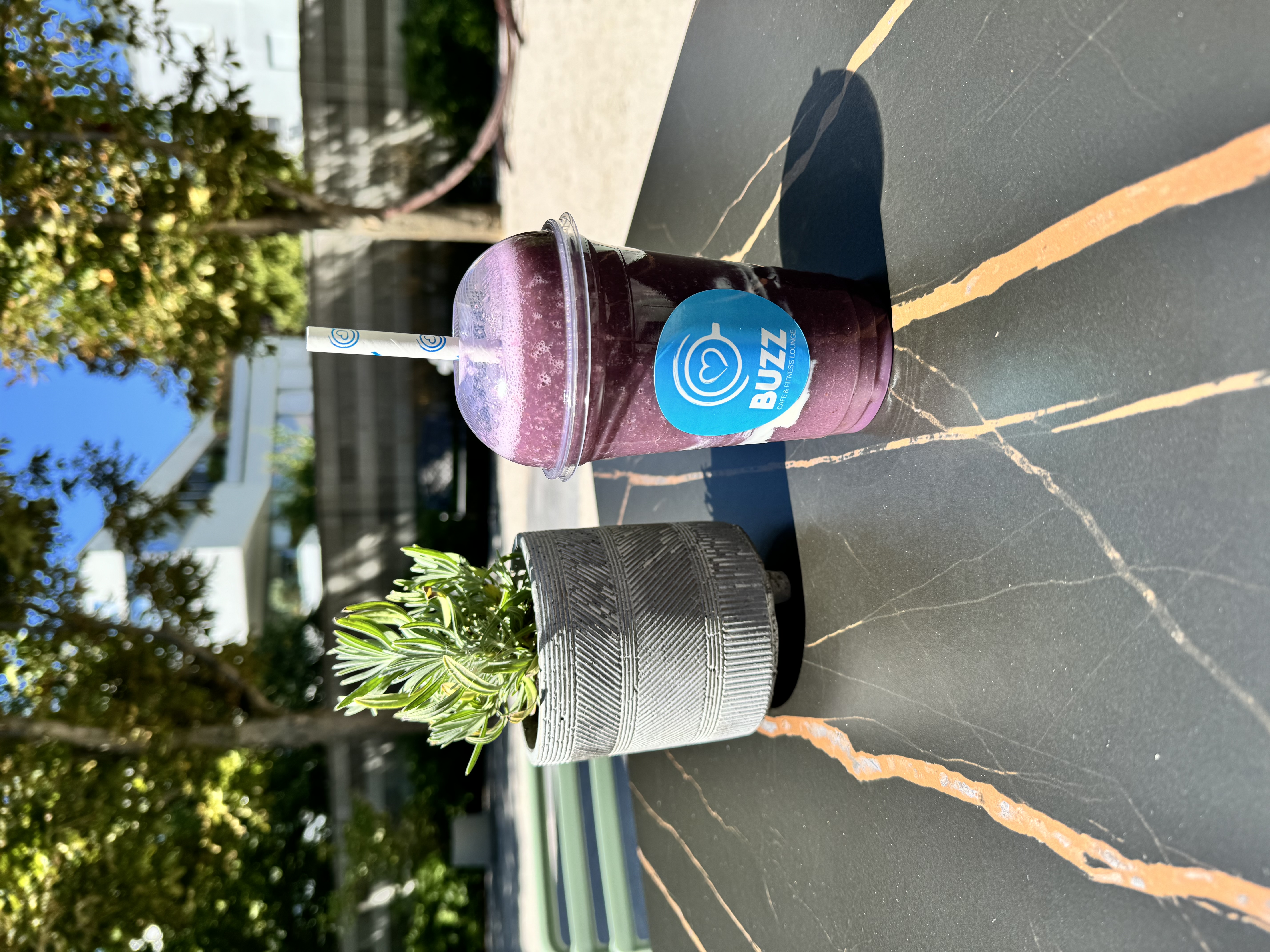 BUZZ Lässige Drinks mit Kuchen und Blumen