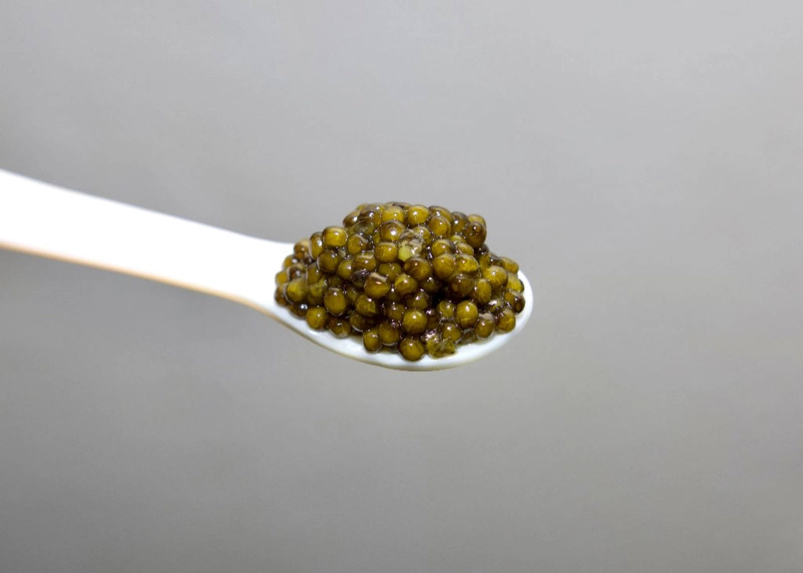 Kaviaar geserveerd met groene crème