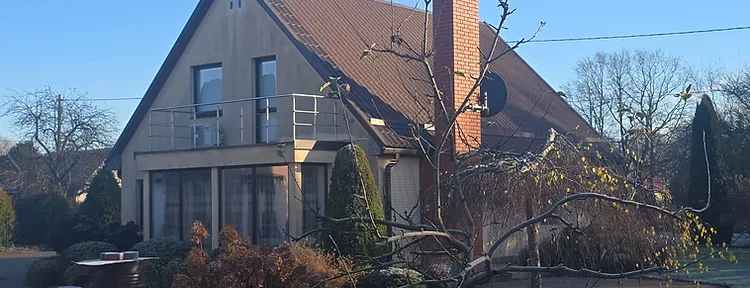 Māja (108,2 kv/m)un viesu māja/atpūtas māja Saraiķu ciema centrā