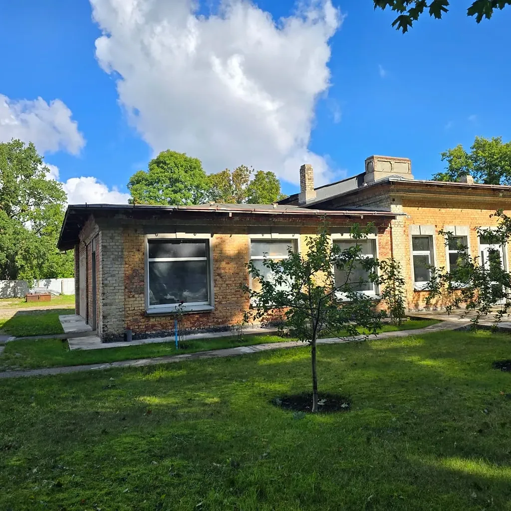 Komerciniai pastatai (du pastatai – 132,2 m² ir 329,6 m²) Invalidų g. 2. Žemės sklypas 5848 m² 2