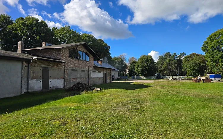Komerciniai pastatai (du pastatai – 132,2 m² ir 329,6 m²) Invalidų g. 2. Žemės sklypas 5848 m² 13