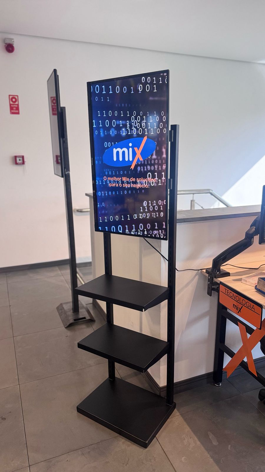 Totem Digital 32 Polegadas com Prateleira Expositora
