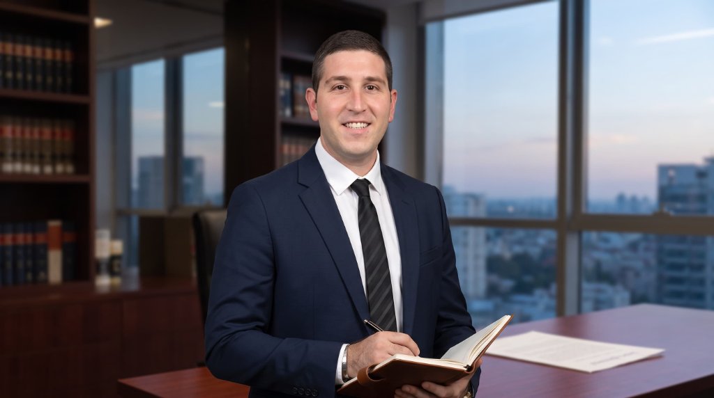 עו"ד יוסי קריכלי במשרדו