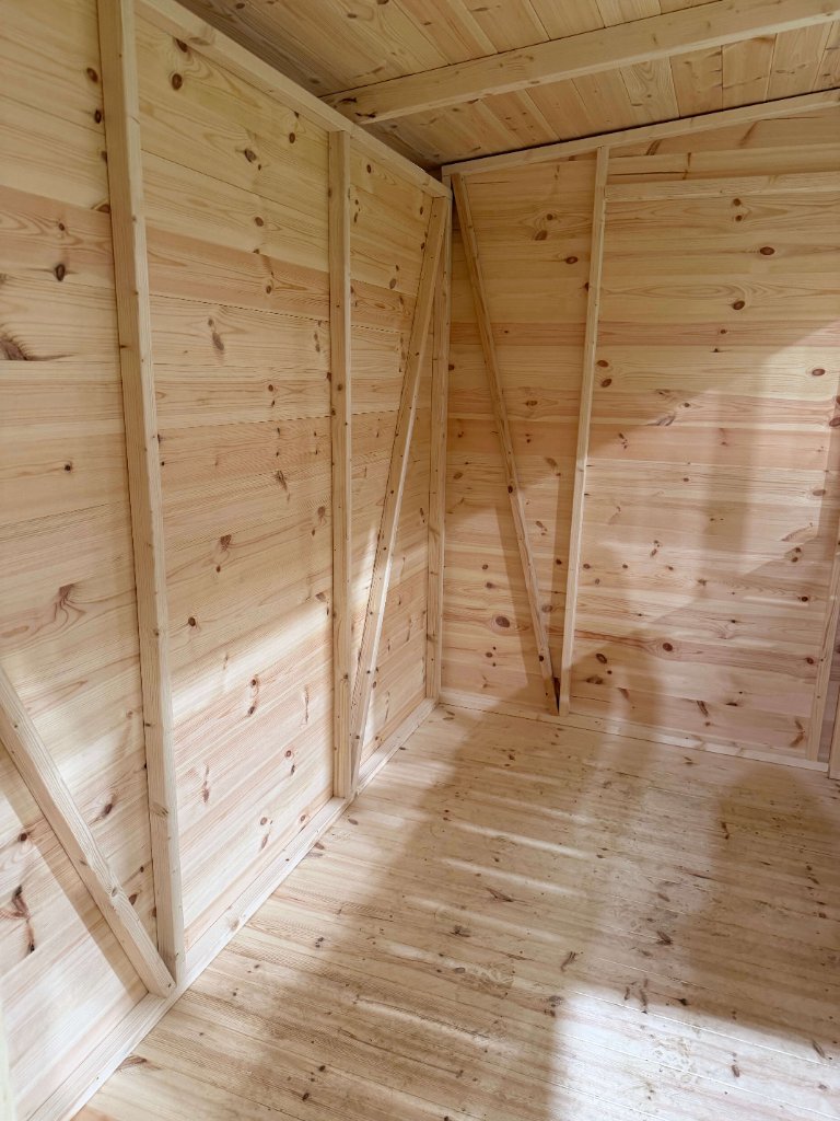 The Bath sun pent shed - interior corner framing detail
