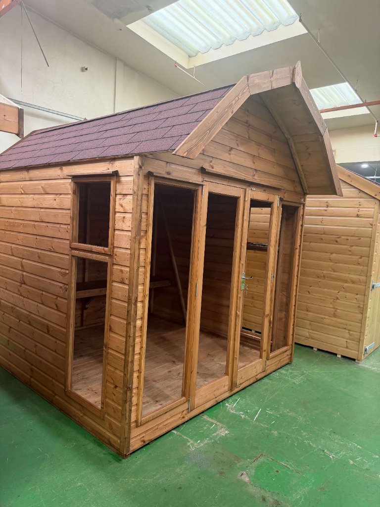 The Norfolk summerhouse - three-quarter view showing side window