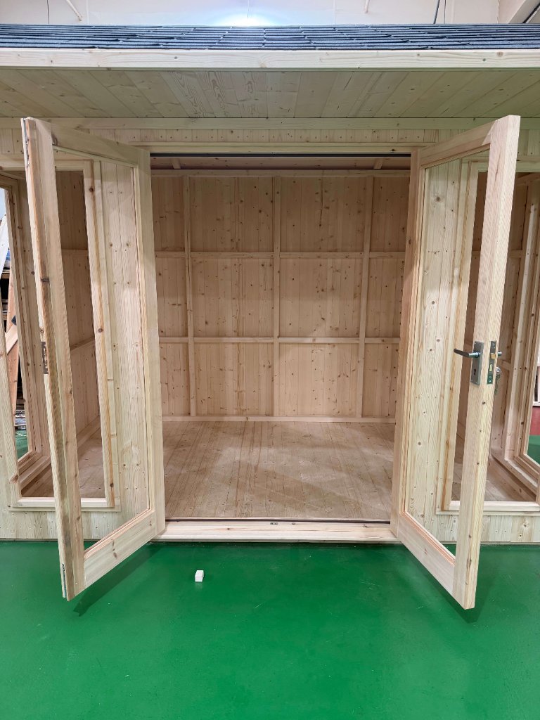 The Bristol garden room - front with double doors open