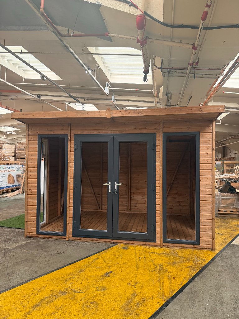 The Cambridge garden room - straight-on front view