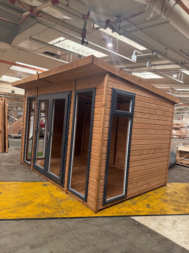 The Cambridge garden room - three-quarter side view