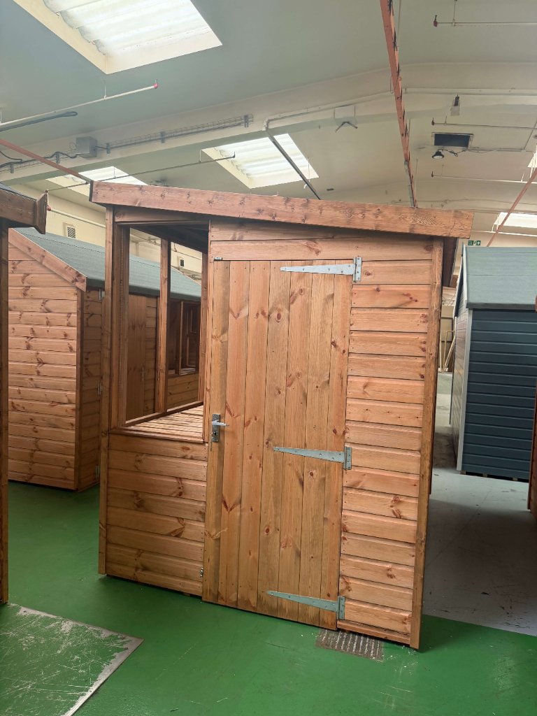 The Frome sunpent shed - side and door profile view