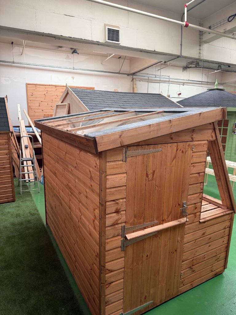 The Glastonbury potting shed - rear three-quarter angle